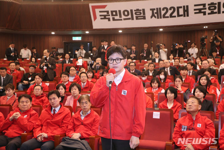 [서울=뉴시스] 조성봉 기자= 한동훈 국민의힘 비상대책위원장이 10일 오후 서울 여의도 국회에서 개표상황실 출구조사 발표를 시청한 뒤 발언을 하고 있다.(공동취재) 2024.04.10. photo@newsis.com