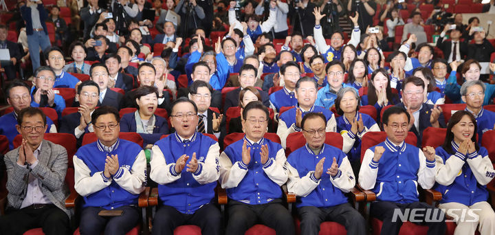 [서울=뉴시스] 이영환 기자 = 이재명 더불어민주당 대표와 이해찬, 김부겸 상임공동선대위원장 등이 10일 오후 서울 여의도 국회 의원회관에 마련된 제22대 국회의원선거 개표상황실에서 출구조사 결과를 보며 기뻐하고 있다. 앞줄 왼쪽 두 번째부터 홍익표 공동선대위원장, 김부겸 상임공동선대위원장, 이재명 대표, 이해찬 상임공동선대위원장, 더불어민주연합 윤영덕, 백승아 공동상임선대위원장. (공동취재) 2024.04.10.   photo@newsis.com