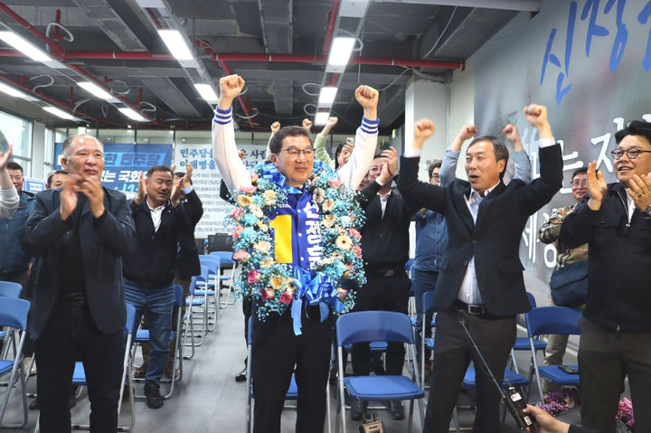 [나주=뉴시스] 더불어민주당 신정훈(전남 나주·화순 선거구) 후보가 10일 치러진 제22대 국회의원 총선거에서 당선이 확실시되자 양팔을 번쩍 치켜들고 당원들과 함께 환호하고 있다. (사진=신정훈 후보 캠프 제공) 2024.04.10.photo@newsis.com *재판매 및 DB 금지