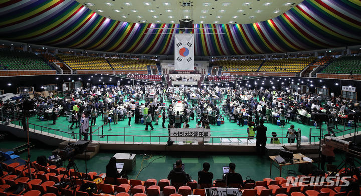 [제주=뉴시스] 우장호 기자 = 제22대 국회의원 선거일인 10일 오후 제주시 한라체육관 개표소에서 제주도선거관리위원회 관계자들이 개표를 하고 있다. (사진=제주도사진기자회) 2024.04.10. woo1223@newsis.com