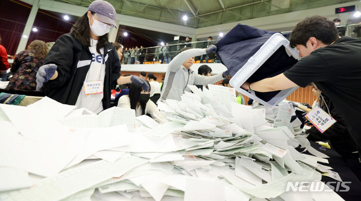 [인천=뉴시스] 전진환 기자 = 제22대 국회의원선거일인 10일 인천 계양구 경인교육대학교 체육관 개표소에서 개표사무원들이 개표작업을 하고 있다.  (공동취재) 2024.04.10. photo@newsis.com