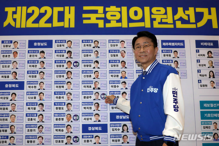 [서울=뉴시스] 이영환 기자 = 조정식 더불어민주당 사무총장이 10일 국회 의원회관에 마련된 제22대 국회의원선거 개표상황실에서 당선이 발표된 전남 고흥군보성군장흥군강진 문금주 후보에 당선스티커를 붙이고 있다. (공동취재) 2024.04.10. photo@newsis.com