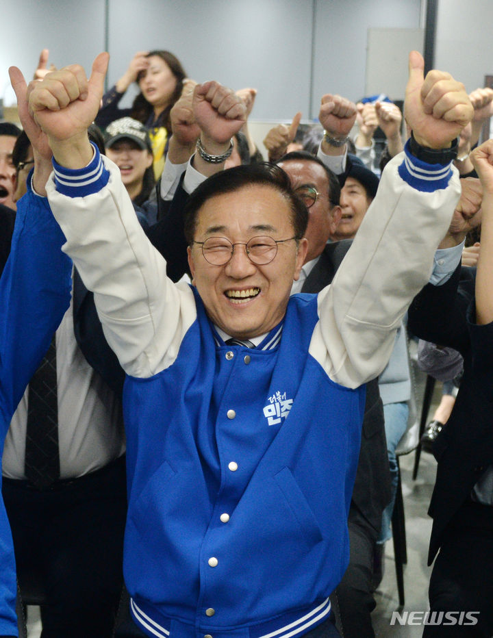 [전주=뉴시스] 김얼 기자 = 김윤덕 더불어민주당 전북 전주시 갑선거구 국회의원 후보가 10일 전북 전주시 김윤덕 후보 선거사무소에서 당선이 확실시 되자 지지자들과 함께 기뻐하고 있다. 2024.04.10. pmkeul@newsis.com