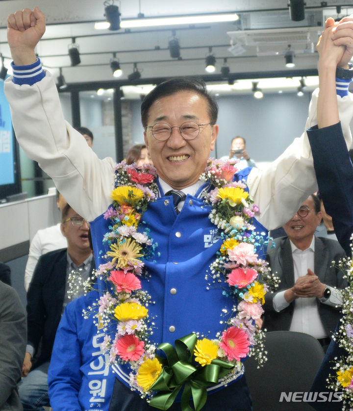 [전주=뉴시스] 김얼 기자 = 김윤덕 더불어민주당 전북 전주시 갑선거구 국회의원 후보가 10일 전북 전주시 김윤덕 후보 선거사무소에서 당선이 확실시 되자 지지자들과 함께 기뻐하고 있다. 2024.04.10. pmkeul@newsis.com