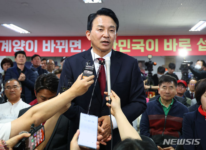 [인천=뉴시스] 전진환 기자 = 제22대 국회의원선거 인천 계양을에 출마한 원희룡 국민의힘 후보가 10일 오후 인천 계양구 선거사무소에서 발언하고 있다. (공동취재) 2024.04.10. photo@newsis.com