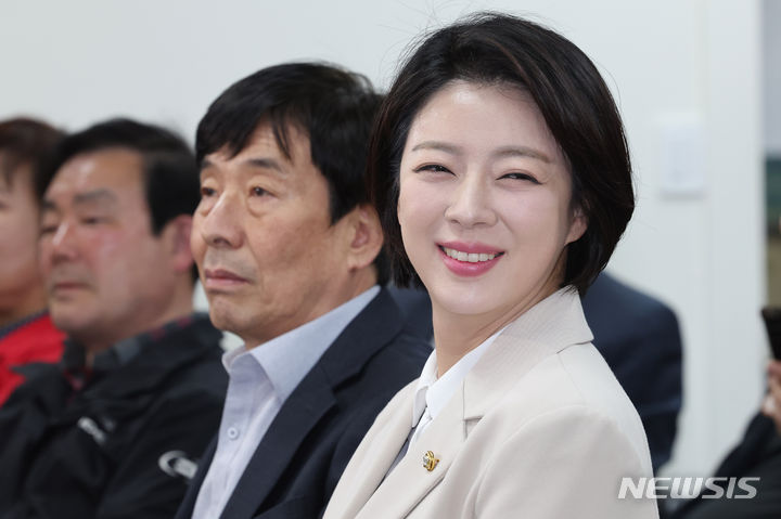 배현진, '박제' 논란 아이 사진 결국 내렸다