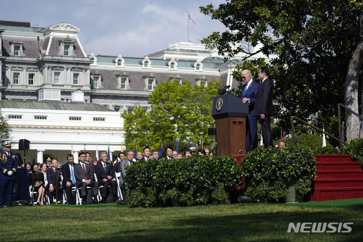 [워싱턴=AP/뉴시스]조 바이든 미국 대통령이 10일(현지시각) 워싱턴 백악관 사우스론(남쪽 잔디밭)에서 열린 환영식에서 기시다 후미오 일본 총리의 연설을 듣고 있다. 2024.04.11.