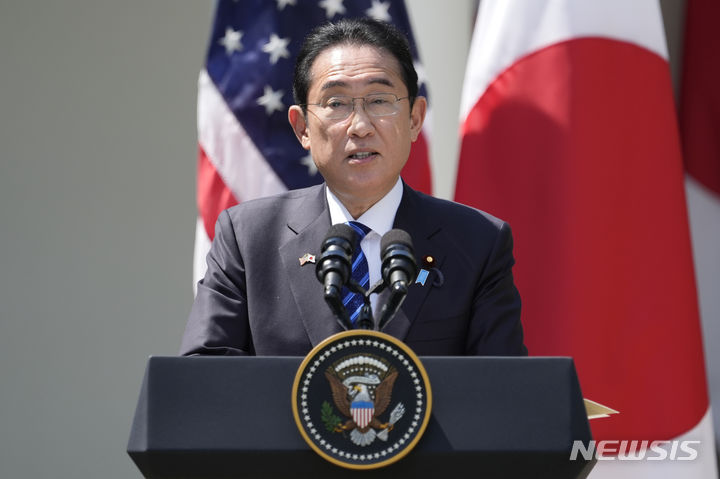 [워싱턴=AP/뉴시스]미국을 국빈 방문 중인 10일(현지시각) 기시다 후미오(岸田文雄) 일본 총리가 중국을 '동맹국'으로 칭하는 말실수를 저질렀다. 사진은 기시다 총리가 이날 워싱턴 백악관 로즈가든에서 열린 미일 정상 공동 기자회견에서 발언하고 있는 모습. 2024.04.11.
