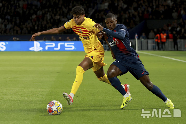 [파리=AP/뉴시스] 프랑스 프로축구 리그1 파리 생제르맹(PSG)의 누노 멘데스(오른쪽)가 지난 4월10일 프랑스 파리의 파크 데 프린스 스타디움에서 열린 2024 유럽축구연맹(UEFA) 챔피언스리그(UCL) 8강전에서 스페인 프리메라리가 FC바르셀로나의 라민 야말(왼쪽)과 공을 다투고 있다. 2024.04.10.