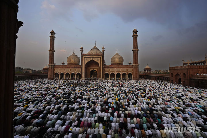 [뉴델리=AP/뉴시스] 무슬림이 지난 10일(현지시각) 우여곡절 끝에&nbsp; 라마단 종료 축하 행사인 '이드 알 피트르로 라마단'을 마쳤다. 사진은 11일(현지시각) 인도 뉴델리의 자마 마스지드 사원에서 무슬림들이 '이드 알 피트르' 기도를 하는 모습. 2024.04.11.