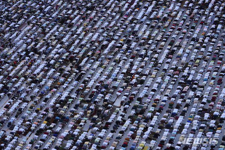 [뭄바이=AP/뉴시스] 지난해 4월 11일 인도 뭄바이에서 무슬림들이 라마단 종료를 축하하는 '이드 알 피트르' 기도를 하고 있다. 2025.02.28.