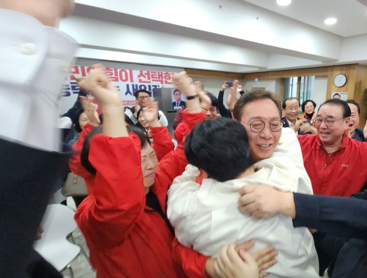 [부산=뉴시스] 제22회 국회의원 선거일 다음날인 11일 오전 부산 수영구 정연욱 후보 선거캠프에서 정 후보가 당선이 확실해지자 꽃목걸이를 걸고 지지자와 기쁨을 나누고 있다. (사진=정연욱 선거캠프 제공) 2024.04.11. photo@newsis.com *재판매 및 DB 금지