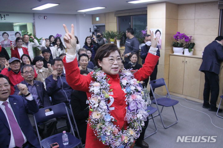 [포항=뉴시스] 안병철 기자 = 11일 국민의힘 김정재 후보(포항 북구)가 당선이 확정되자 지지자들과 함께 기뻐하고 있다. 2024.04.11. abc1571@newsis.com 