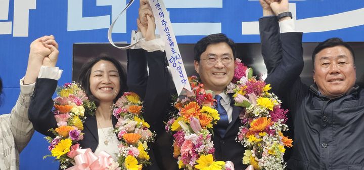 [천안·아산=뉴시스] 박우경 기자= 10일 제22대 총선에서 충남 천안병에 출마한 더불어민주당 이정문 후보가 당선이 확정되자 환호하고 있다. 2024.04.10. spacedust1@newsis.com *재판매 및 DB 금지