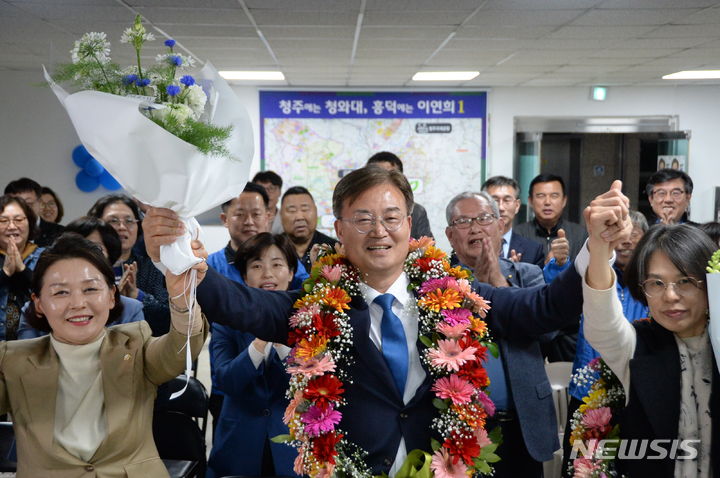 [청주=뉴시스] 조성현 기자 = 22대 총선 충북 청주흥덕 선거구에 출마한 더불어민주당 이연희 후보가 10일 오후 당선이 유력하자 선거사무소에서 지지자들과 함께 환호하고 있다. 2024.04.11. jsh0128@newsis.com 