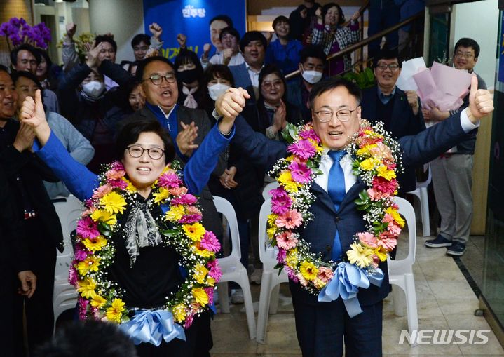 [청주=뉴시스] 조성현 기자 = 22대 총선 충북 청주서원 선거구에 출마한 더불어민주당 이광희 후보가 10일 오후 당선이 유력하자 선거사무소에서 지지자들과 함께 환호하고 있다. 2024.04.11. jsh0128@newsis.com 