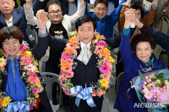 [청주=뉴시스] 조성현 기자 = 22대 총선 충북 청주상당 선거구에 출마한 더불어민주당 이강일 후보가 11일 오전 당선이 유력하자 선거사무소에서 지지자들과 함께 환호하고 있다. 2024.10.11. jsh0128@newsis.com 