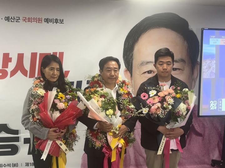 [홍성=뉴시스] 홍성예산선거구 국민의힘 강승규 당선인이 가족들과 당선 축하 꽃을 받고 있다. *재판매 및 DB 금지