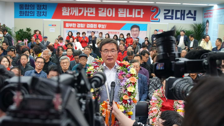 [부산=뉴시스] 권태완 기자 = 제22대 국회의원 선거 국민의힘 김대식 부산 사상구 후보가 10일 밤 부산 사상구 선거사무소에서 당선이 확실시되자 소회를 밝히고 있다. (사진=김대식 후보 선거사무소 제공) 2024.04.11. photo@newsis.com *재판매 및 DB 금지