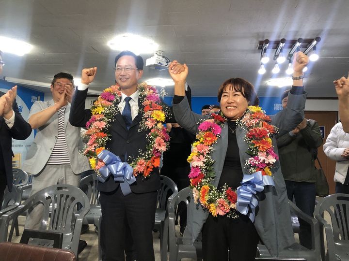 [청주=뉴시스] 조성현 기자 = 22대 총선 충북 청주청원 선거구에 출마한 더불어민주당 송재봉 후보가 10일 오후 당선이 유력하자 선거사무소에서 지지자들과 함께 환호하고 있다. (사진=송재봉 캠프 제공) 2024.04.11. photo@newsis.com *재판매 및 DB 금지