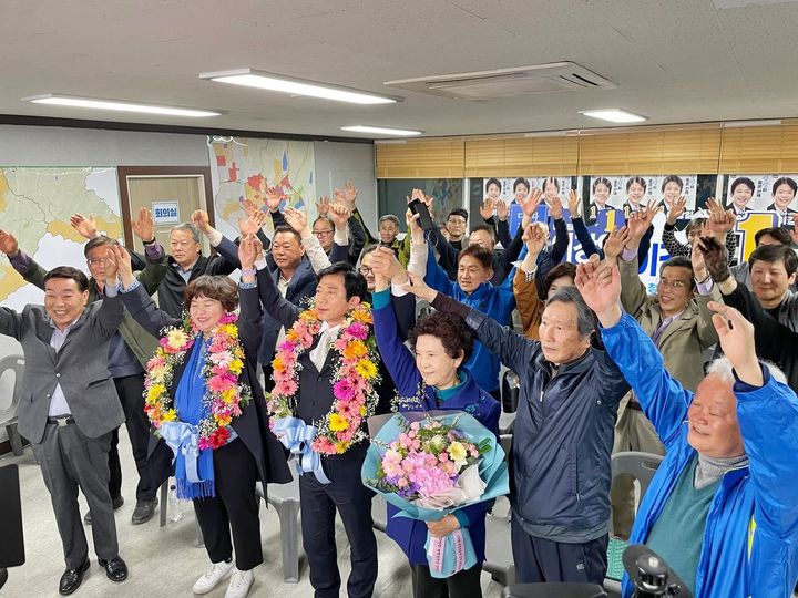 [청주=뉴시스] 이도근 기자= 충북 청주상당에서 당선이 유력해진 더불어민주당 이강일 후보가 11일 오전 청주시 상당구 선거사무소에서 지지자들과 환호하고 있다. (사진=이강일 후보 캠프 제공) 2024.4.11. photo@newsis.com *재판매 및 DB 금지