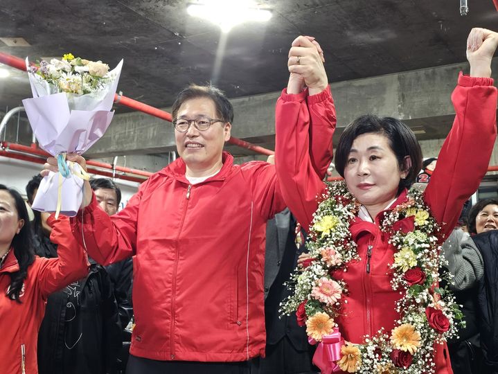 [부산=뉴시스] 제22대 국회의원 선거 부산 연제구에 출마한 국민의힘 김희정 후보가 11일 부산 연제구 선거사무소에서 당선이 확실시되자 기뻐하고 있다. (사진=김희정 후보 캠프 제공) 2024.04.11. photo@newsis.com *재판매 및 DB 금지