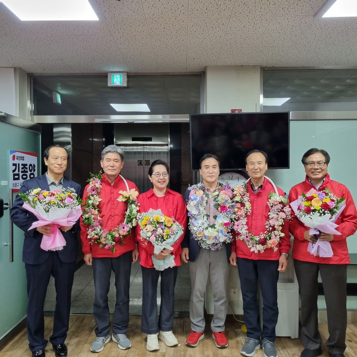 [창원=뉴시스] 국민의힘 김종양 경남 창원시 의창구 후보(오른쪽 세번째)가 10일 선거캠프에서 당선이 확정된 후 지지자들과 기념촬영을 하고 있다. (사진=김종양 후보 제공 제공). 2024.04.11. photo@newsis.com *재판매 및 DB 금지
