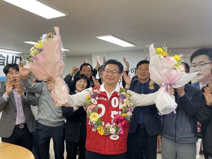 [부산=뉴시스] 국민의힘 이헌승 후보가 제22대 국회의원 선거 부산 부산진구을 지역구에서 더불어민주당 이현 후보를 누르고 당선됐다. 이 당선인이 꽃다발을 받아들고 기뻐하고 있다. (사진=이헌승 후보 캠프 제공) 2024.04.11. photo@newsis.com *재판매 및 DB 금지