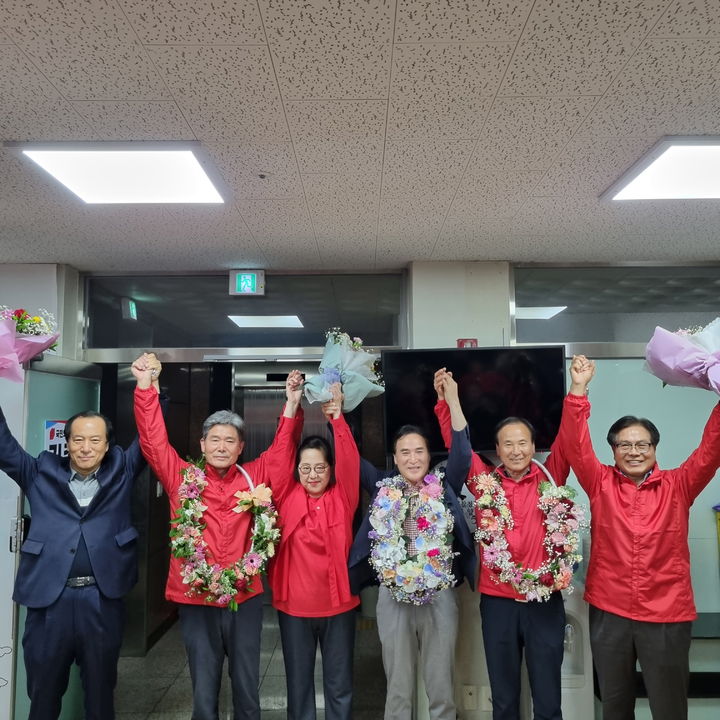 [창원=뉴시스] 국민의힘 김종양 경남 창원시 의창구 후보(오른쪽 세번째)가 10일 선거캠프에서 당선이 확정된 후 지지자들과 기념촬영을 하고 있다. (사진=김종양 후보 제공 제공). 2024.04.11. photo@newsis.com *재판매 및 DB 금지