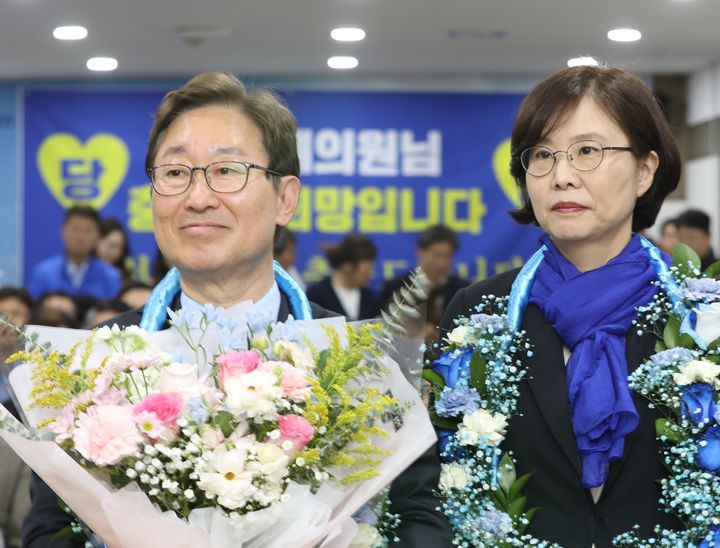 [대전=뉴시스] 조명휘 기자 = 더불어민주당 박범계 대전 서구을 국회의원 후보가 11일 오전 당선이 확실시되자 당선 인터뷰를 준비하고 있다. (사진= 박범계 후보 제공) 2024.04.11. photo@newsis.com *재판매 및 DB 금지