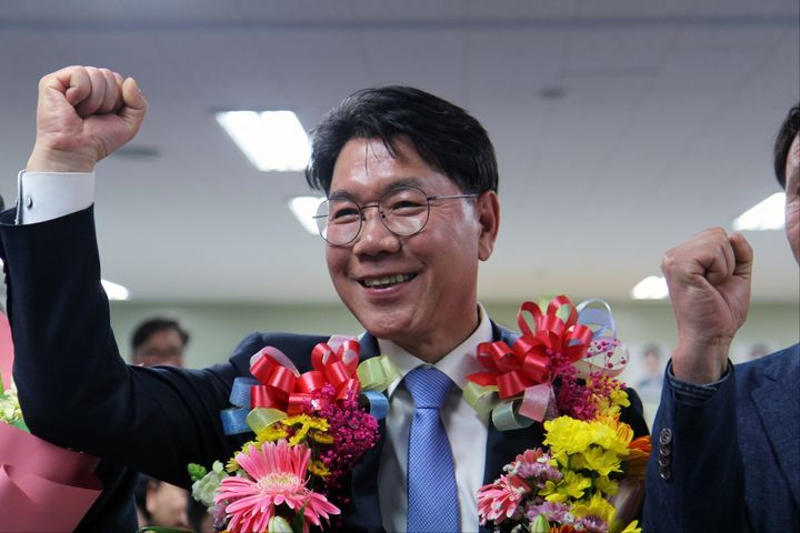 [천안·아산=뉴시스] 박우경 기자= 10일 제22대 총선에서 충남 천안을에 출마한 더불어민주당 이재관 후보가 당선이 확정되자 환호하고 있다. 2024.04.10. spacedust1@newsis.com *재판매 및 DB 금지