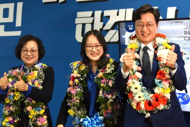 [대전=뉴시스] 조명휘 기자 = 더불어민주당 장철민 대전 동구 국회의원 당선인이 11일 오전 당선이 확실시되자 가족들과 함께 기뻐하고 있다. (사진= 장철민 후보 제공) 2024.04.11. photo@newsis.com *재판매 및 DB 금지