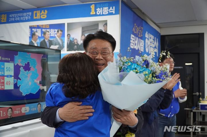 [인천=뉴시스] 김동영 기자 = 제22대 국회의원 선거 인천 동구·미추홀구갑 선거구에서 당선된 더불어민주당 허종식 당선인. (사진=허종식 선거사무소 제공)