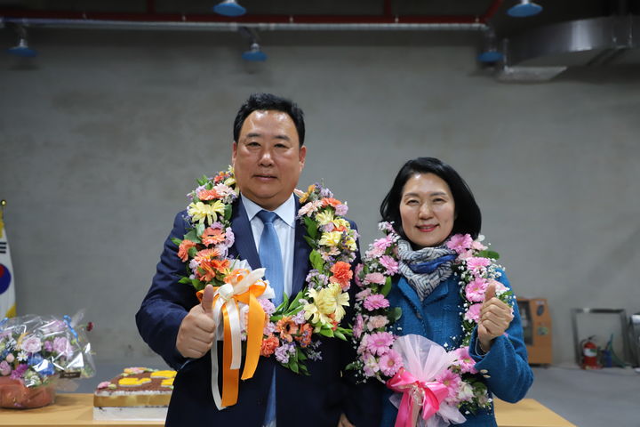 [당진=뉴시스] 더불어민주당 어기구 의원이 당선이 확실시되자 배우자와 함께 화환을 목에 걸고 '엄지척'을 하고 있다. 어기구후보선거캠프 제공 *재판매 및 DB 금지