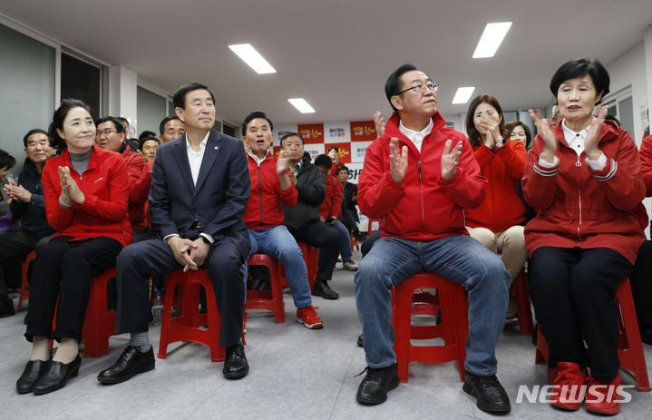 [충주=뉴시스] 이병찬 기자 = 제22대 국회의원 선거 충북 충주에 출마한 국민의힘 이종배 당선인과 조길형 충주시장이 11일 충북 충주시 선거사무소에서 개표 상황판을 바라보고 있다. 2024.04.11. bclee@newsis.com