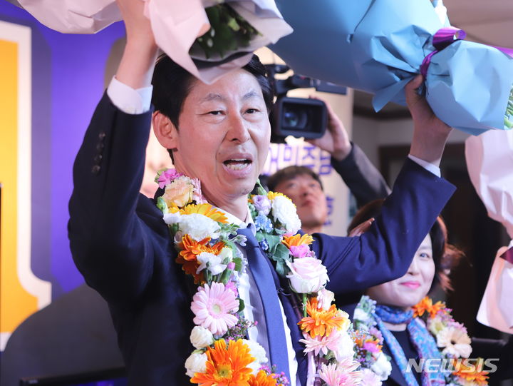 [인천=뉴시스] 제22대 국회의원선거 인천 남동구을 선거구에서 당선된 더불어민주당 이훈기 당선인. (사진=이훈기 선거사무소 제공)