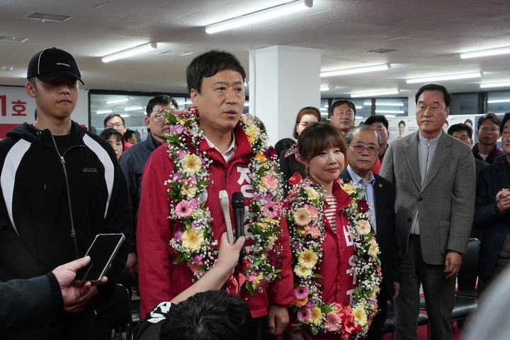 [부산=뉴시스] 제22대 국회의원 선거 부산진갑 정성국 국민의힘 후보가 11일 부산 진구 선거사무실에서 당선이 확실시되자 소감을 발표하고 있다. (사진=정성국 후보 캠프 제공) 2024.04.11. photo@newsis.com *재판매 및 DB 금지