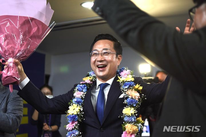 [서울=뉴시스] 제22대 국회의원 선거 서울 중·성동을에 출마한 박성준 더불어민주당 후보가 11일 당선을 확정 지었다. (사진=박성준 후보 페이스북) 2024.04.11 photo@newsis.com