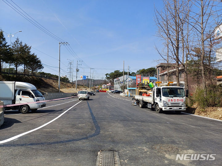 [안산=뉴시스] 안산대촌길이 폭 8미터로 넓어지고, 한 켠에 주차장까지 조성됐다.(사진=안산시 제공)2024.04.11.photo@newsis.com