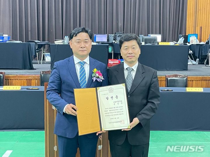 [안성=뉴시스] 더불어민주당 윤종군 당선인(왼쪽)이 당선증을 받는 모습. (사진=윤종군 선거사무실 제공) 2024.04.11. photo@newsis.com