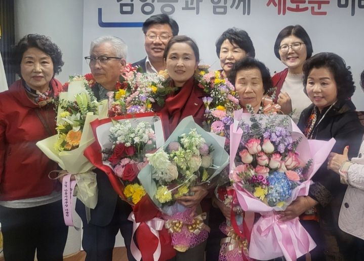 [안동=뉴시스] 11일 국민의힘 김형동 의원의 재선을 가족들과 지지자들이 축하하고 있다. (사진=김형동 당선인 사무실 제공) 2024.04.11. photo@newsis.com  *재판매 및 DB 금지