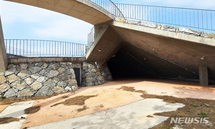 [남해=뉴시스] 차용현 기자 = 11일 경남 남해군 앵강만다도해전망대가 수년째 방치되고 있어 예산 낭비 논란에 휩싸였다. 2024.04.11.con@newsis.com 