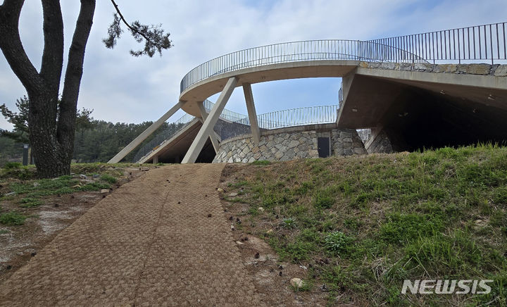 [남해=뉴시스] 차용현 기자 = 11일 경남 남해군 앵강만다도해전망대가 수년째 방치되고 있어 예산 낭비 논란에 휩싸였다. 2024.04.11.con@newsis.com 