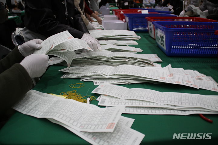 [대전=뉴시스]제22대 총선 개표작업. 2024. 04. 11 *재판매 및 DB 금지
