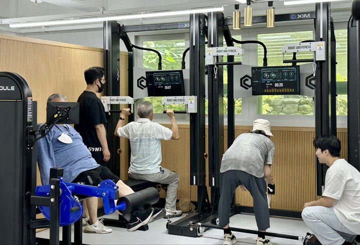 [서울=뉴시스]스마트피트니스센터에서 운동하는 사람들. 2024.04.11. (사진=강남구 제공) *재판매 및 DB 금지