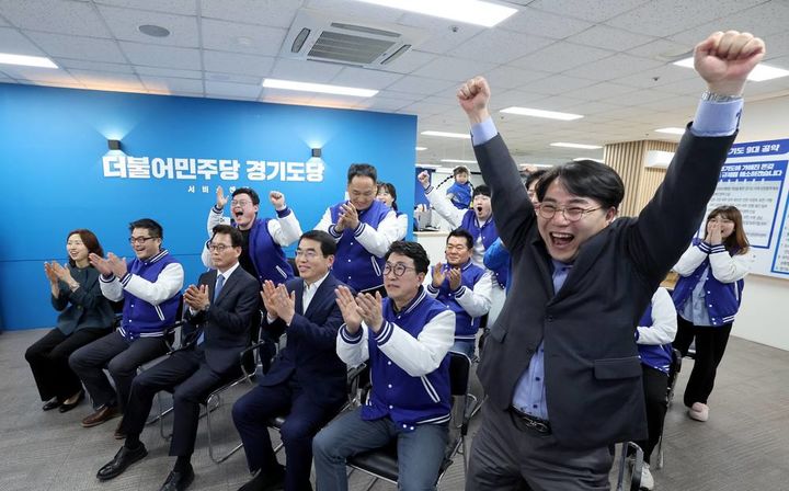 [수원=뉴시스] 이병희 기자 = 10일 오후 제22대 국회의원 선거 출구조사 직후 더불어민주당 경기도당 상황. (사진=더불어민주당 경기도당 제공) 2024.04.11. photo@newsis.com *재판매 및 DB 금지