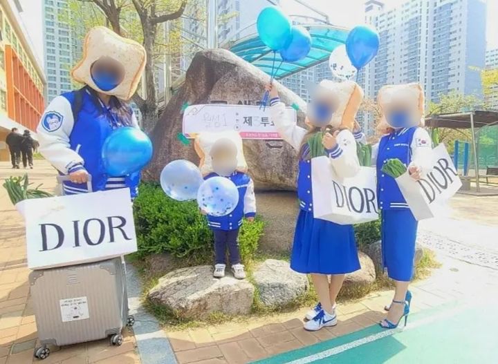 [서울=뉴시스]대구 달서구의 한 투표소에 특이한 옷차림을 하고 투표장을 찾은 유권자들의 모습이 화제다.(사진=온라인 커뮤니티 '클리앙' 캡처) *재판매 및 DB 금지