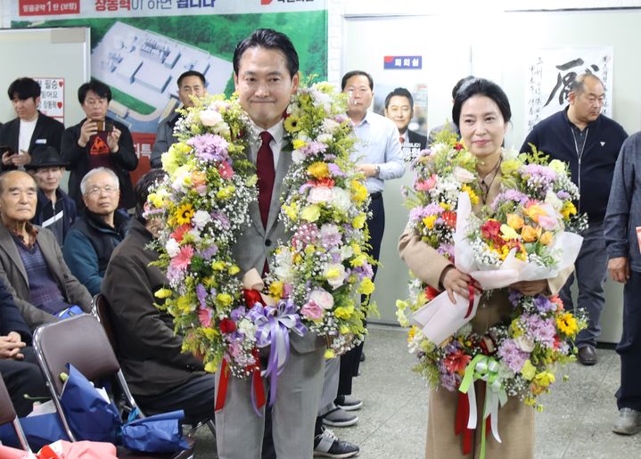 [대전=뉴시스] 조명휘 기자 = 제22대 국회의원선거 충남 보령·서천지역구 국민의힘 장동혁 후보가 11일 당선이 확정된 뒤 기뻐하고 있다. (사진= 장동혁 후보 제공) 2024.04.11. photo@newsis.com *재판매 및 DB 금지