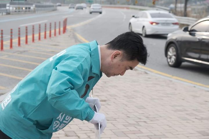 [세종=뉴시스] 당선 인사하는 김종민 새로운미래 세종갑 선거구 당선인(사진= 김종민 당선인 SNS) *재판매 및 DB 금지
