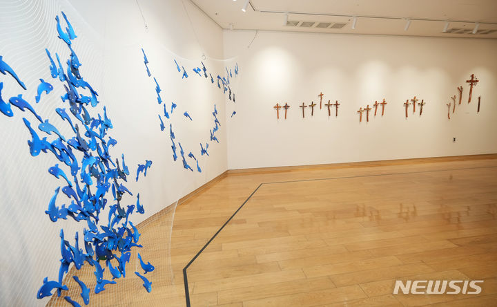 [창원=뉴시스]BNK경남은행 창원 본점 내 BNK경남은행갤러리에서 오는 19일까지 열리는 '이정숙 개인전'.(사진=BNK경남은행 제공) 2024.04.11. photo@newsis.com